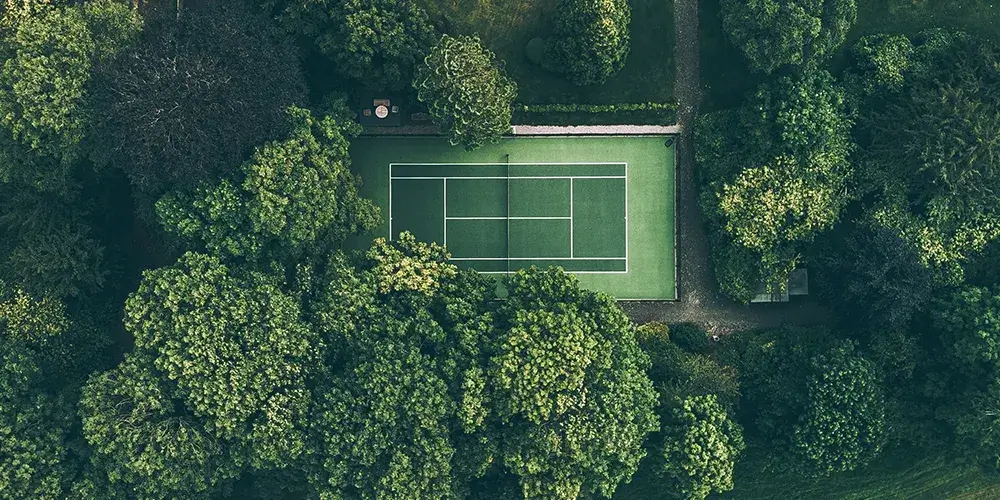 Tennisplatz im Grün